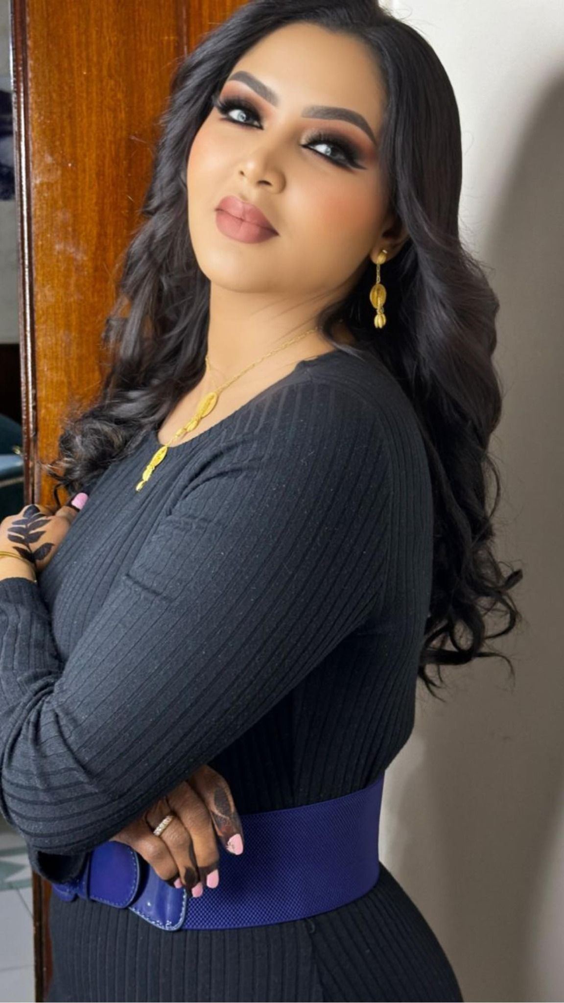 شاهد بالصور.. المذيعة السودانية الحسناء جدية عثمان تقارن بين الماضي والحاضر بإطلالتين مختلفتين