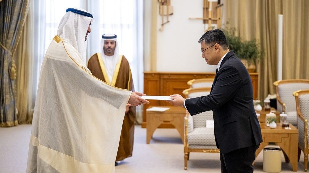 رئيس الدولة يتسلم أوراق اعتماد عدد من السفراء الجدد المعينين لدى الإمارات