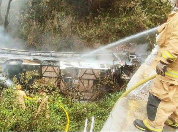 11 قتيلاً بسقوط حافلة في واد بالإكوادور