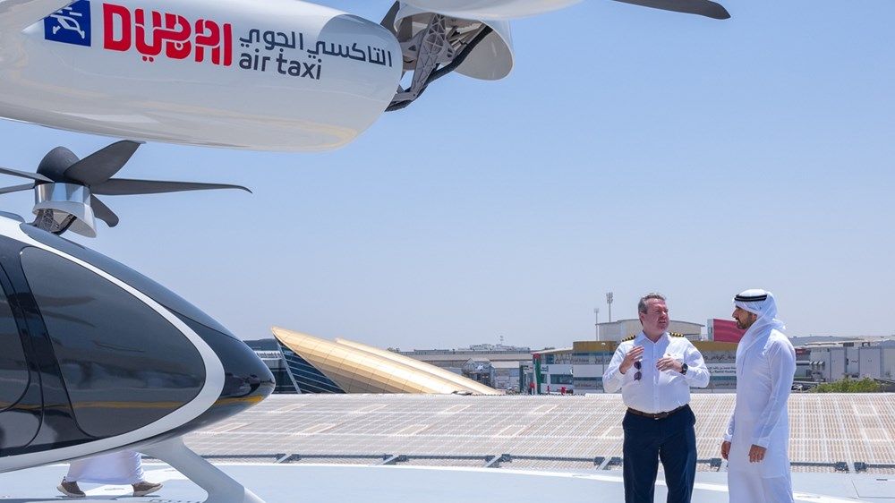 حمدان بن محمد يتفقّد سير العمل في أول محطة للإقلاع والهبوط العمودي للتاكسي الجوي