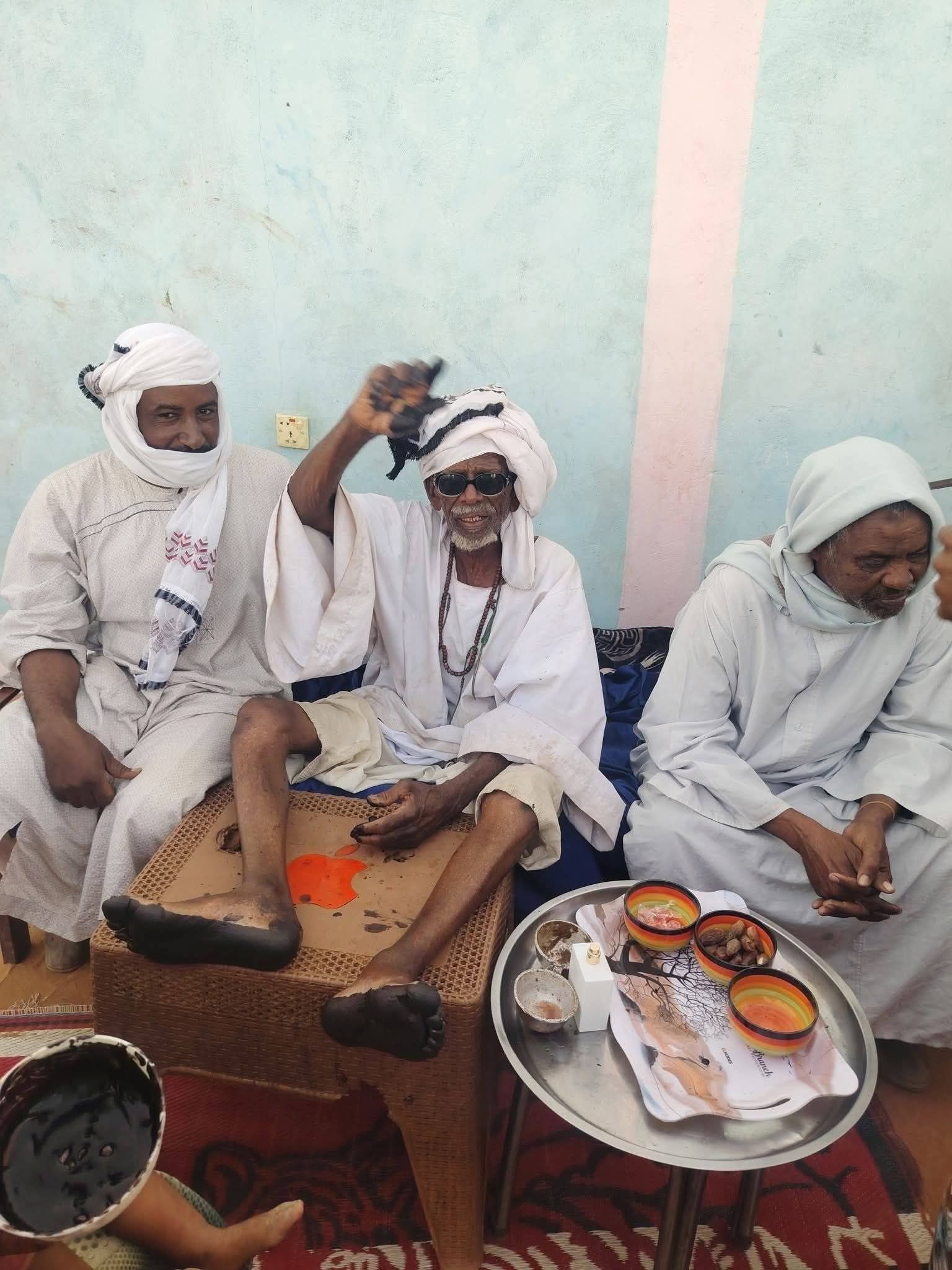 شاهد بالصورة والفيديو.. “مُسن” سوداني في الثمانين من عمره يفاجئ المتابعين ويتأهب لإكمال مراسم زواجه بقعدة “حنة”