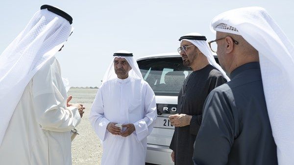 رئيس الدولة يلتقي حمد الشرقي ويقوم بجولة تفقدية في ميناء الفجيرة