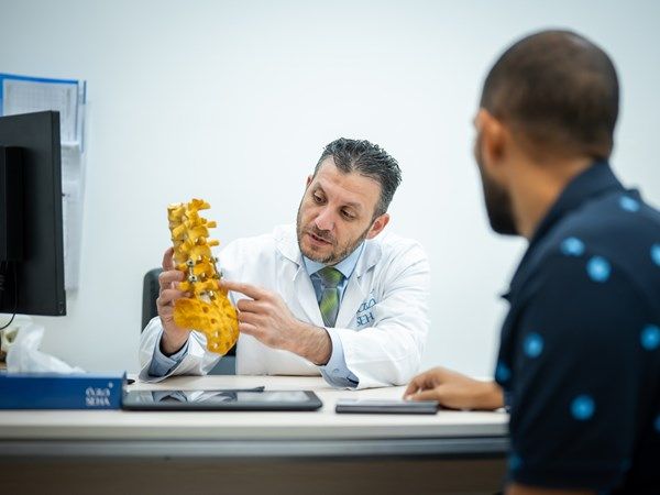 "مستشفى مدينة زايد" ينجح في علاج سل العمود الفقري بتقنيات جراحية متقدمة