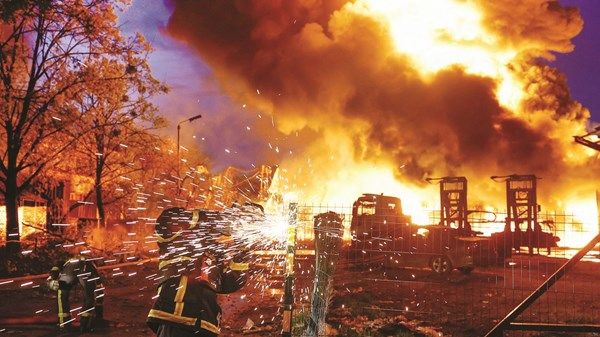 أوكرانيا تعلن مقتل 14 شخصاً وإصابة العشرات جراء قصف روسي مكثف