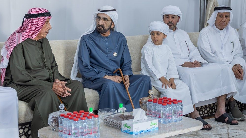 محمد بن راشد يقدم واجب العزاء في وفاة حسين الأحبابي