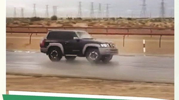 حجز مركبات في دبي بسبب استعراضات خطرة خلال هطول الأمطار