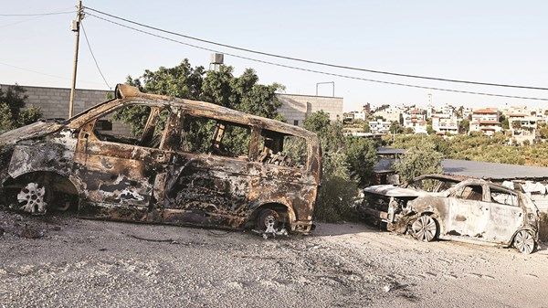 مستوطنون يهاجمون سيارات ومنازل فلسطينية في الضفة