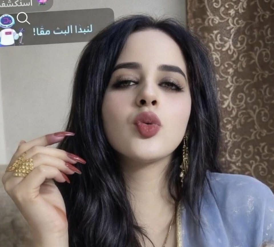 شاهد بالفيديو.. ناشطة ومقدمة محتوى تثقيفي تهاجم شاب تغزل في “شفايفها” على الهواء: (برتاح لي “قدومك” السمح)