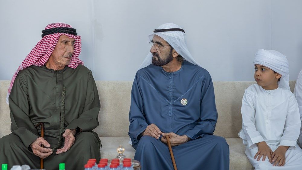 محمد بن راشد يقدم واجب العزاء في وفاة حسين الأحبابي