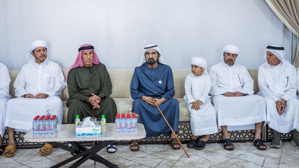 محمد بن راشد يقدم واجب العزاء في وفاة حسين الأحبابي