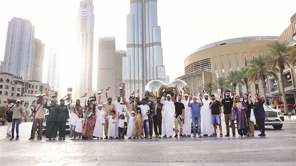 «الشرطة السياحية» تحتفي بعلَم الإمارات مع المواطنين والمقيمين والسياح