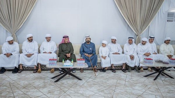 محمد بن راشد يقدم واجب العزاء في وفاة حسين الأحبابي