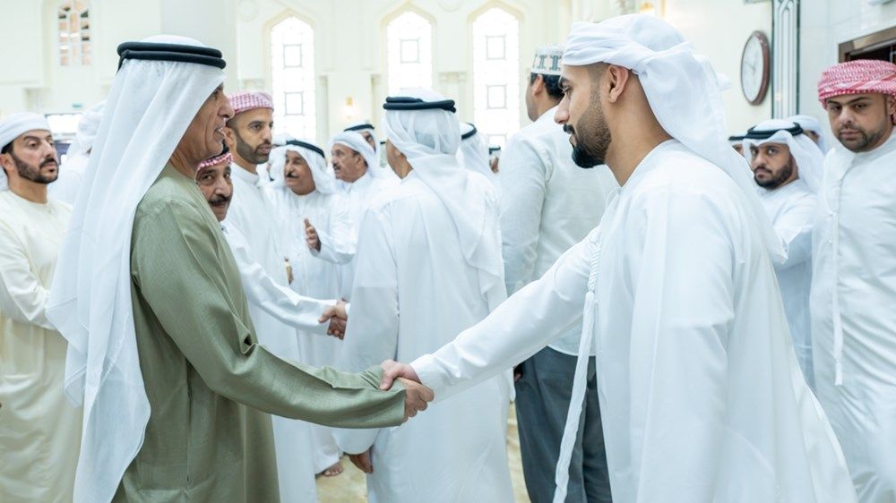 سعود بن صقر يؤدي صلاة الجنازة على جثمان الشيخة شمسة سعيد الكتبي