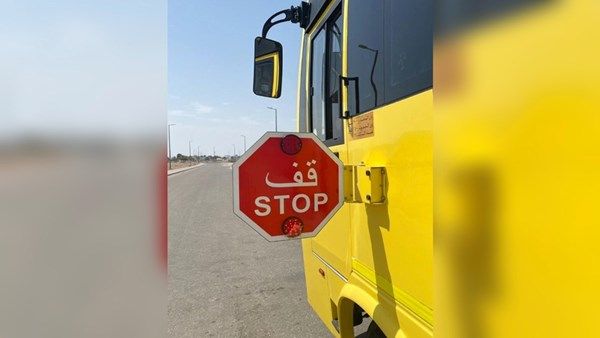 "شرطة أبوظبي" تحث على الالتزام بإشارة "قف" الخاصة بالحافلات المدرسية
