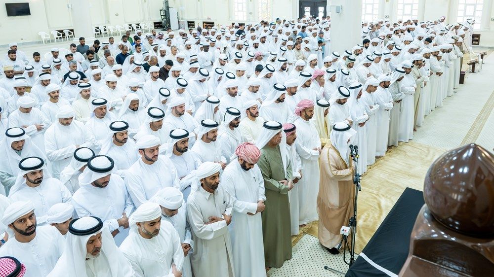 سعود بن صقر يؤدي صلاة الجنازة على جثمان الشيخة شمسة سعيد الكتبي