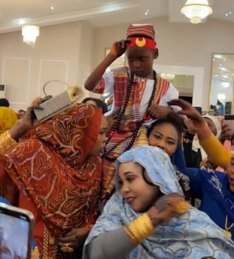 شاهد بالصورة والفيديو.. ظهر وهو محمول على أكتاف السيدات.. حفل “ختان” أسطوري لطفل سوداني بإحدى القاعات