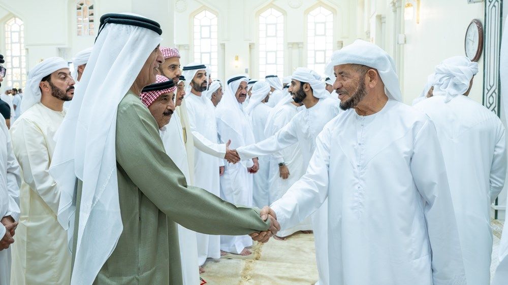 سعود بن صقر يؤدي صلاة الجنازة على جثمان الشيخة شمسة سعيد الكتبي