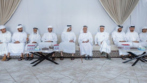 مكتوم بن محمد يقدم واجب العزاء في وفاة حسين الأحبابي