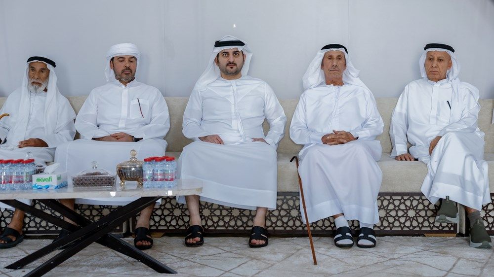 مكتوم بن محمد يقدم واجب العزاء في وفاة حسين الأحبابي