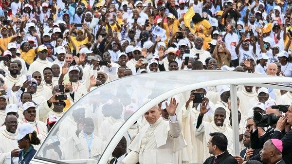 بابا الفاتيكان يدعو إلى "إسكات الأسلحة"