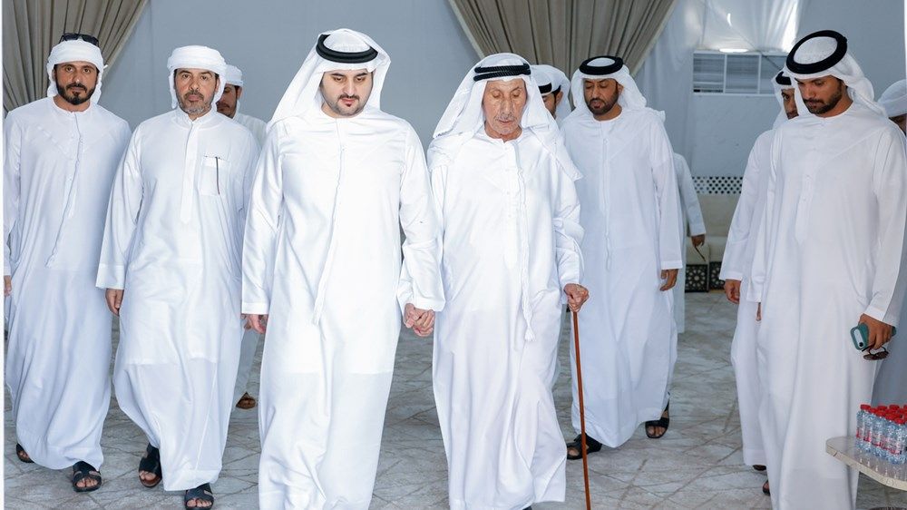 مكتوم بن محمد يقدم واجب العزاء في وفاة حسين الأحبابي