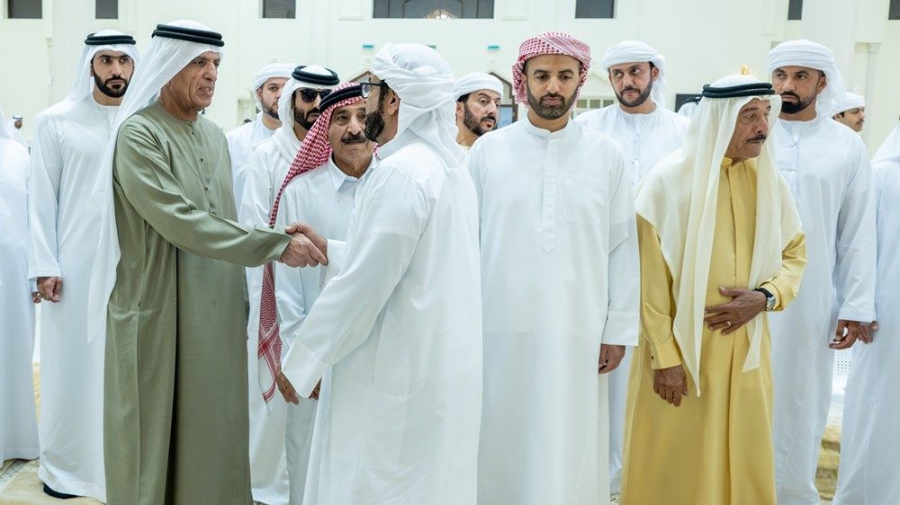 سعود بن صقر يؤدي صلاة الجنازة على جثمان الشيخة شمسة سعيد الكتبي