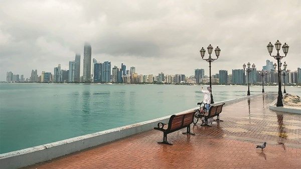 طقس صحو إلى غائم جزئياً والرياح خفيفة إلى معتدلة السرعة