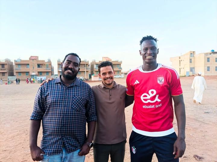 شاهد بالصور.. بتشيرت الأهلي المصري.. حارس الهلال “أبو عشرين” يشارك في دورة للهواة بأحد أحياء بحري