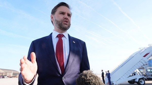 فانس يغادر إلى إسلام آباد لإجراء محادثات مع إيران