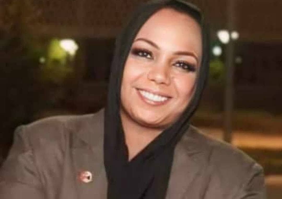 بالصورة.. نيابة أمن الدولة بالسودان تصدر أمراََ بالقبض على المحامية رحاب مبارك والعقوبة قد تصل إلى الإعدام