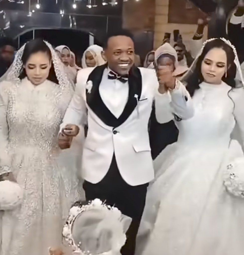 شاهد بالصورة والفيديو.. شاب سوداني يتزوج “عروستين” في ليلة زفاف واحدة على أنغام المطربة هدى عربي.. تعرف على التفاصيل كاملة!!