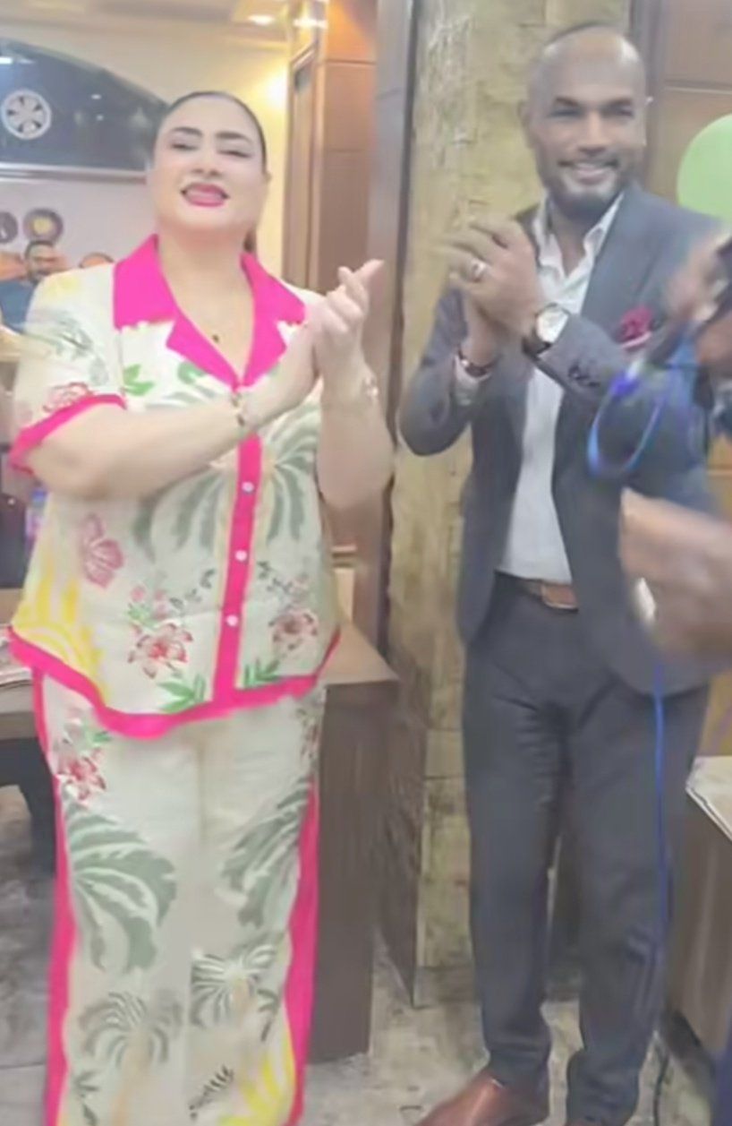 شاهد بالصورة والفيديو.. حسناء الفن السوداني “مونيكا” تثير ضجة واسعة بعد ظهورها في حفل خاص بــ”البجامة”