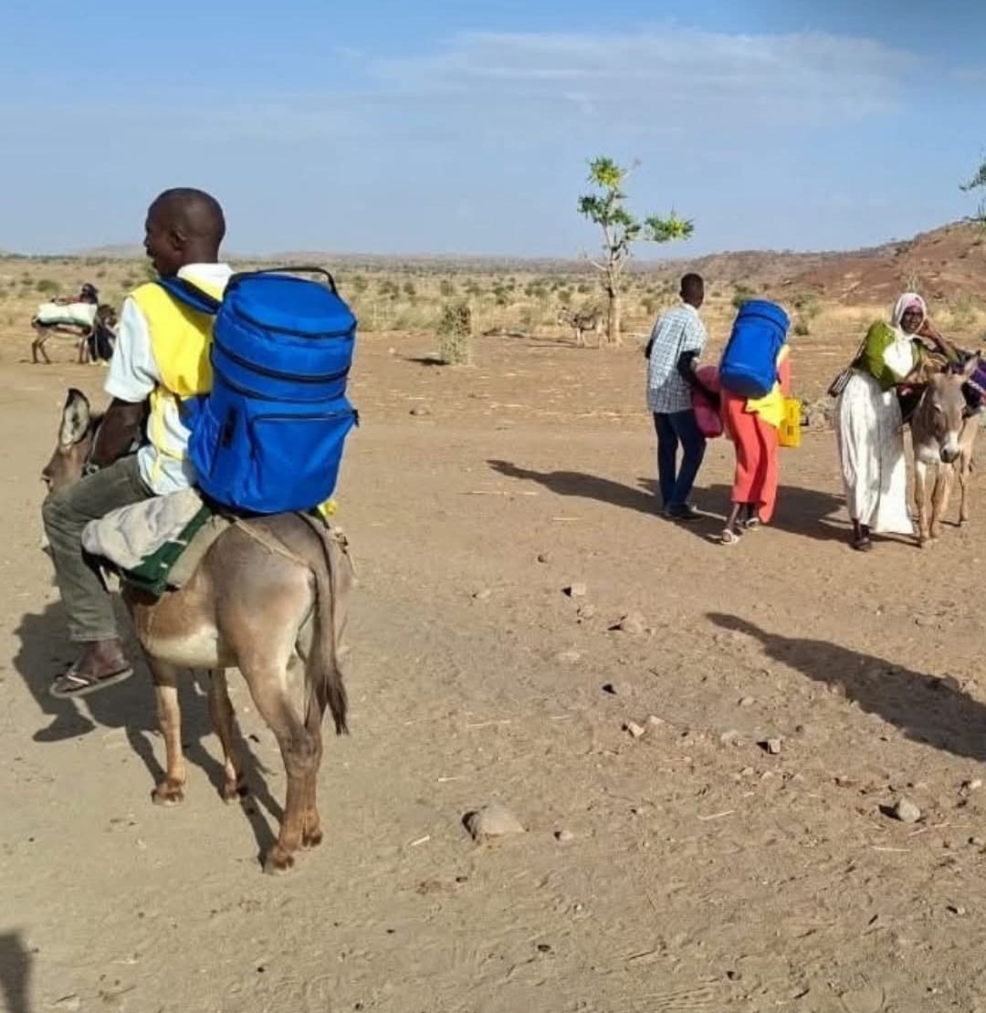 أطباء بلا حدود : علي ظهور الجمال والحمير … اللقاحات تصل جبل مرة