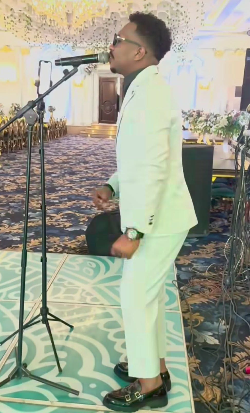 شاهد بالصورة والفيديو.. فنان سوداني يغني في حفل زفاف بالقاهرة وقاعة الفرح خالية من المعازيم والجمهور يسخر: (الكشة رجعت تاني ولا شنو)