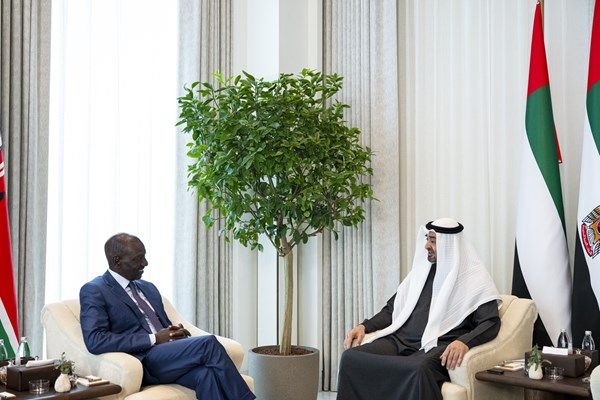 رئيس الدولة ورئيس كينيا يبحثان تعزيز التعاون في إطار الشراكة الاقتصادية الشاملة بين البلدين والتطورات الإقليمية