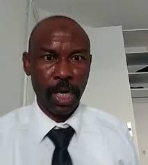 شاهد بالفيديو.. قام بطرده على الهواء.. “بقال” يثير غضب ناشط الدعم السريع “أحمد كسلا” بعدما تعمد مخاطبته بلقب “قصرية”