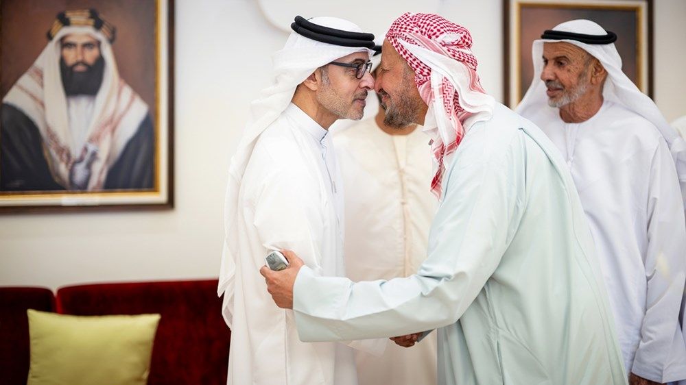 هزاع بن زايد يُقدم واجب العزاء في وفاة حارب سعيد حمد العميمي وحمد أحمد النخيره المحرمي