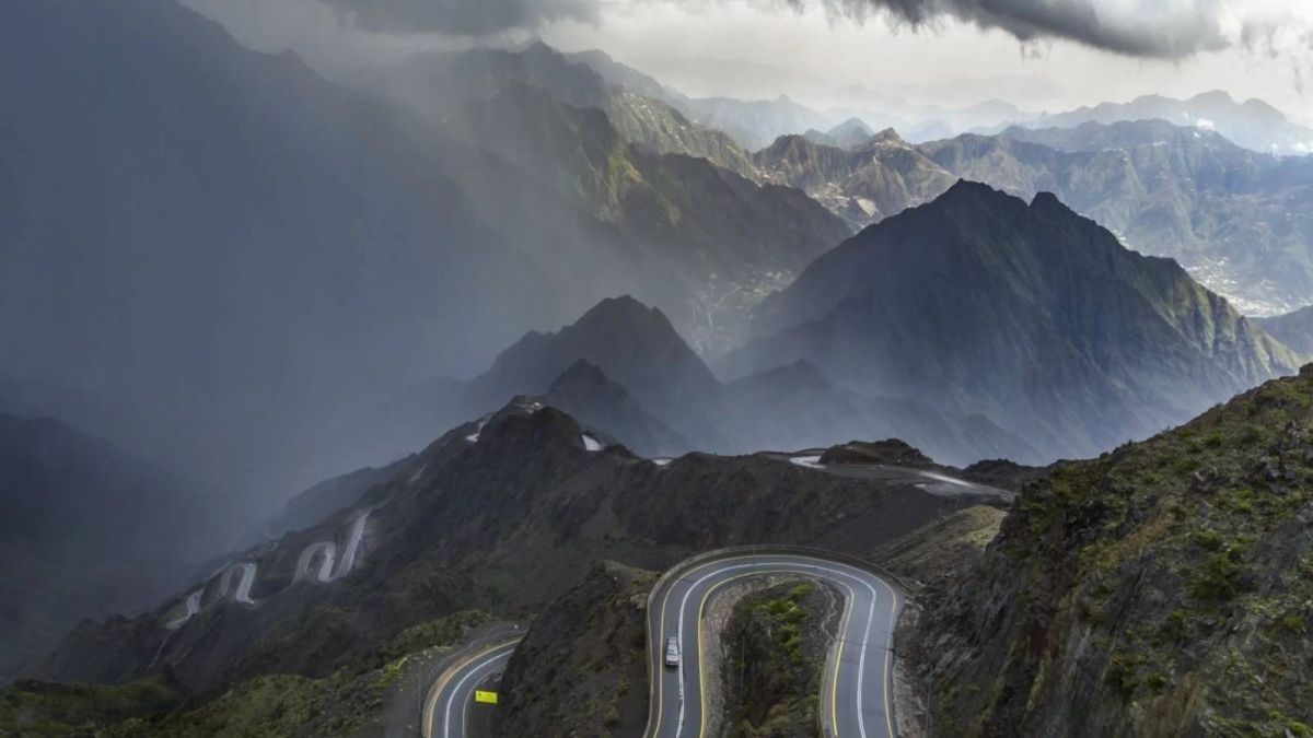 عسير في العيد.. مغامرات وتجارب مختلفة بين الجبال والضباب