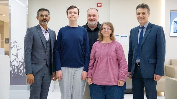 نجاح جراحة تصحيح جنف شديد لمريض في «خليفة الطبية»