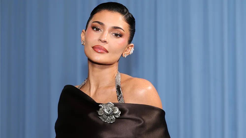 دعوى خطيرة تلاحق كايلي جينر… تحرّش وتمييز عنصري داخل منزلها