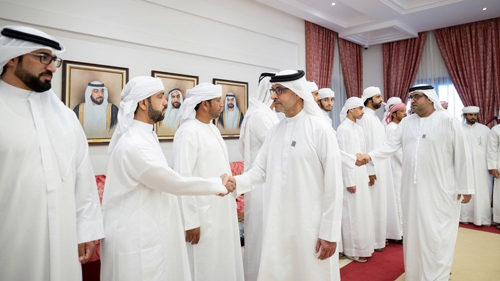 هزاع بن زايد يُقدم واجب العزاء في وفاة حارب سعيد حمد العميمي وحمد أحمد النخيره المحرمي