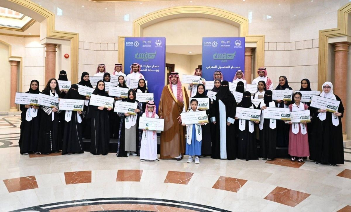 محافظ جدة يُكرّم 121 طالباً وطالبة من المتميزين الفائزين بجائزة "منافس 2025"
