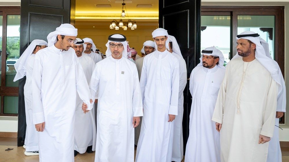 هزاع بن زايد يُقدم واجب العزاء في وفاة حارب سعيد حمد العميمي وحمد أحمد النخيره المحرمي