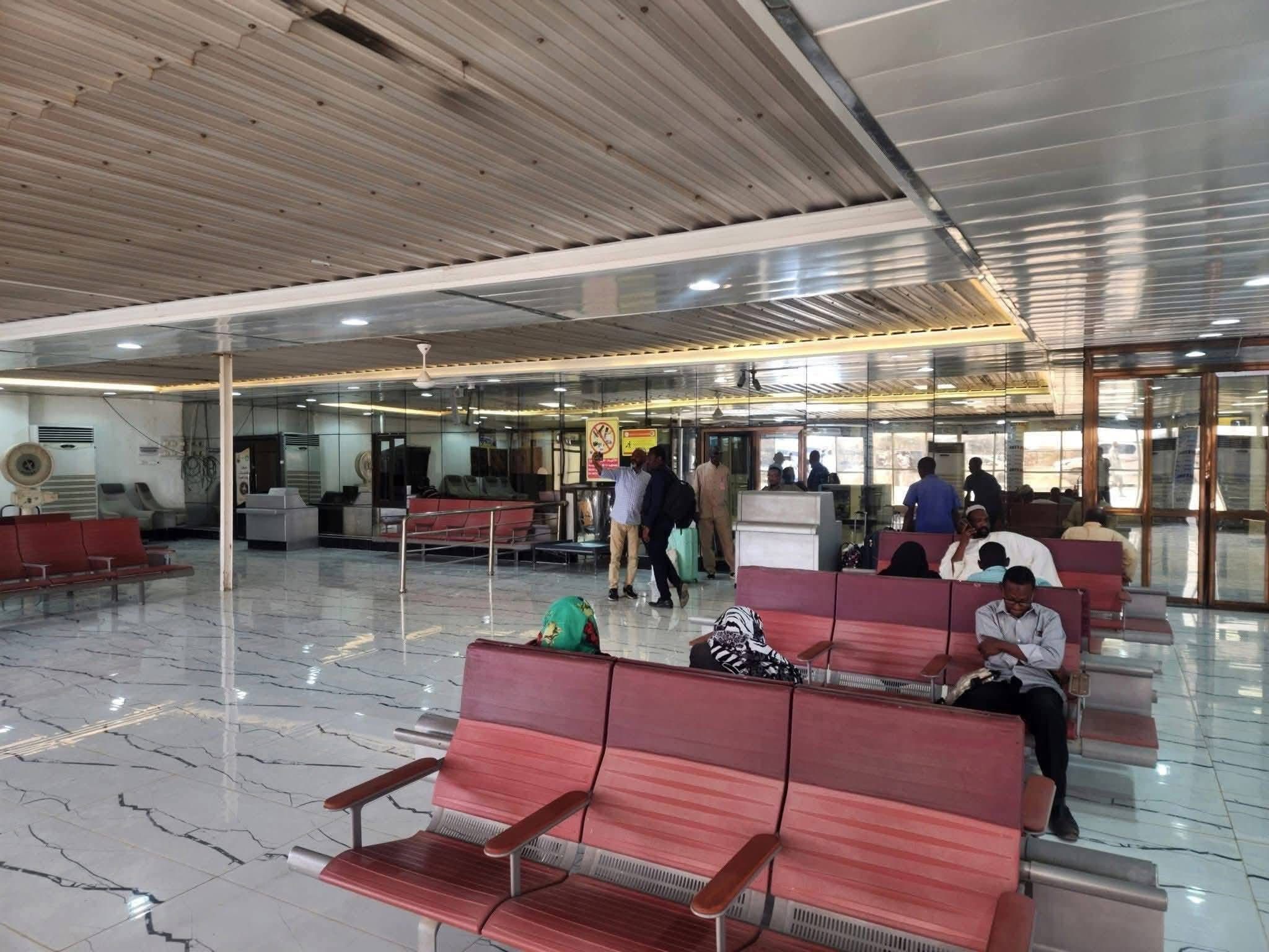 شاهد بالفيديو.. وثقن لجمال مطار الخرطوم.. نساء سودانيات يتوشحن بعلم السودان ويعبرن عن سعادتهن الكبيرة بالعودة لأرض الوطن (وحياة الله حتى الموية طعمها غير)