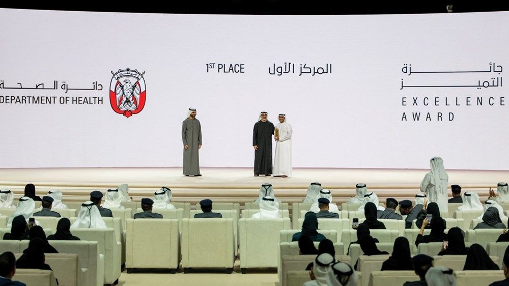 خالد بن محمد بن زايد يكرم الفائزين بجائزة أبوظبي للأداء الحكومي المتميز