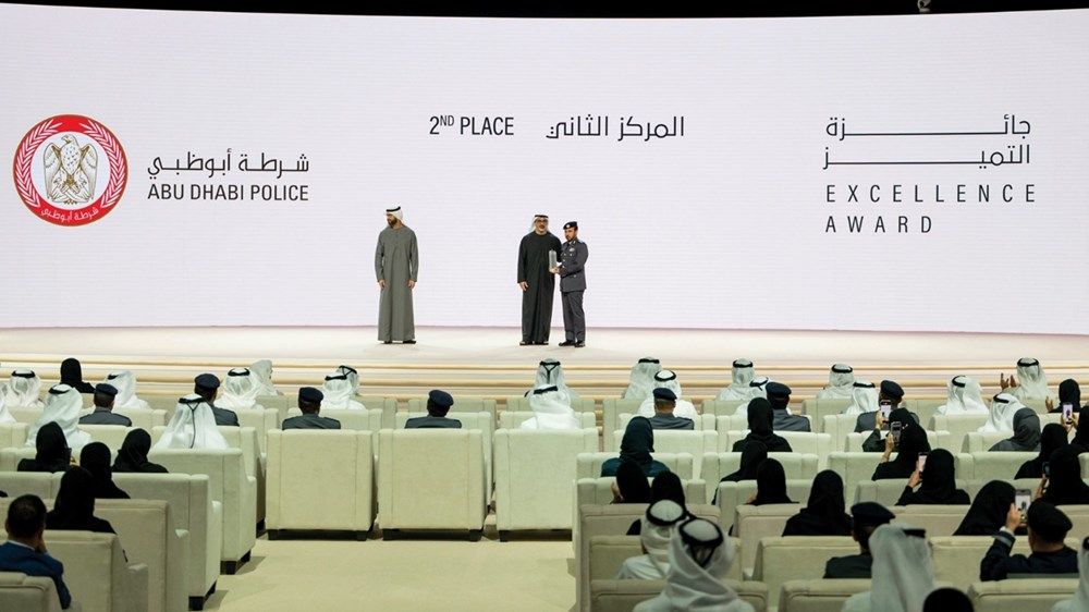 خالد بن محمد بن زايد يكرم الفائزين بجائزة أبوظبي للأداء الحكومي المتميز