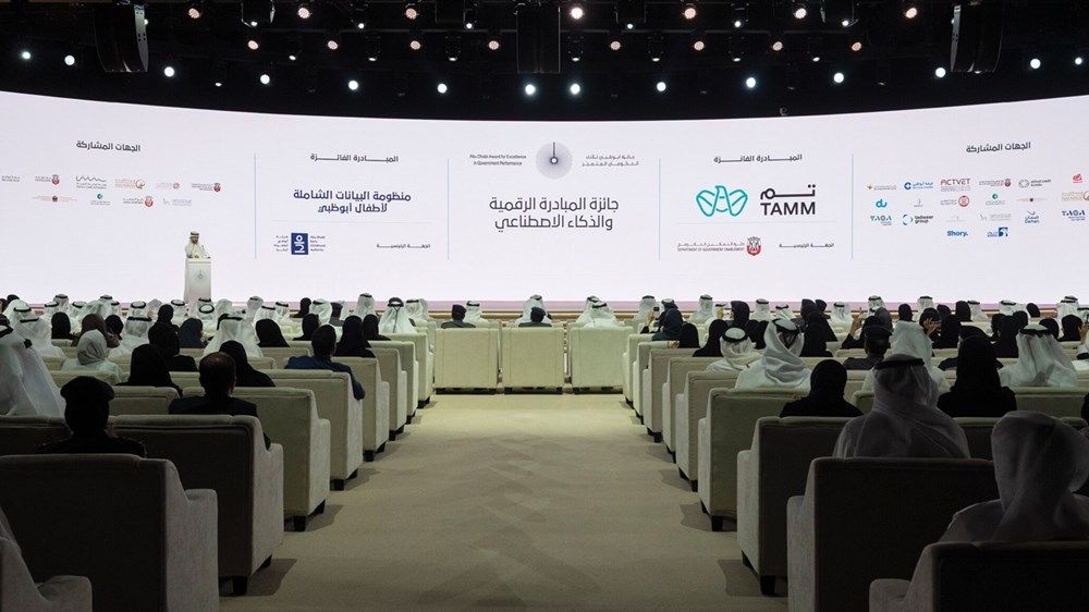 خالد بن محمد بن زايد يكرم الفائزين بجائزة أبوظبي للأداء الحكومي المتميز