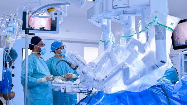 نجاح أول عملية استئصال فص رئوي بالروبوت عبر تقنية جديدة في الإمارات