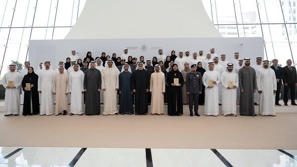 خالد بن محمد بن زايد يكرم الفائزين بجائزة أبوظبي للأداء الحكومي المتميز