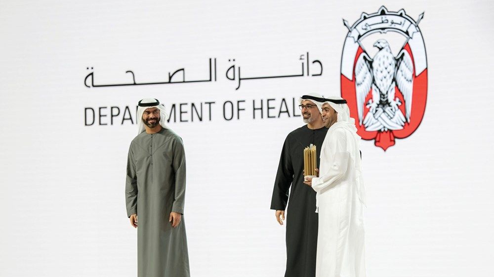 خالد بن محمد بن زايد يكرم الفائزين بجائزة أبوظبي للأداء الحكومي المتميز
